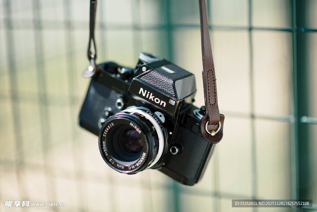 复古相机悬挂于围栏旁
