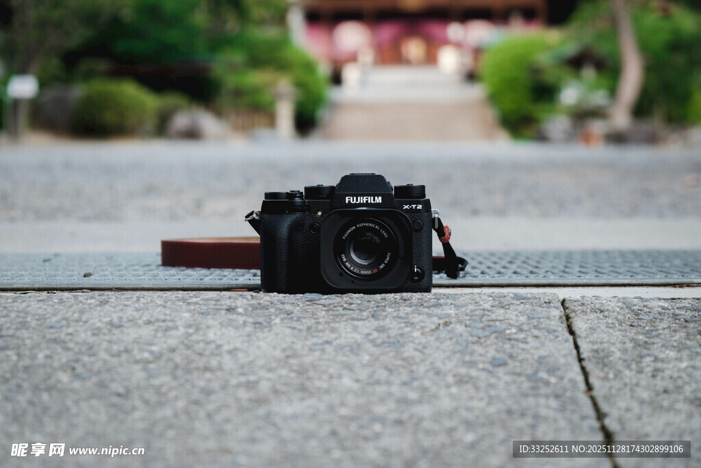 地面上的黑色相机