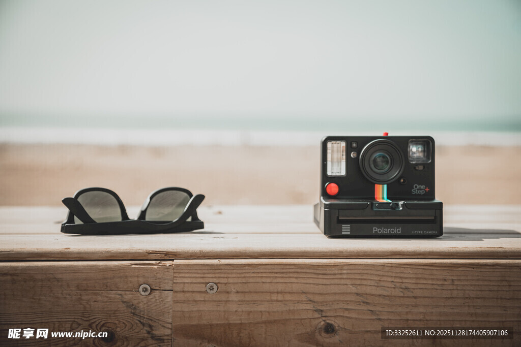 复古相机与墨镜置于木台