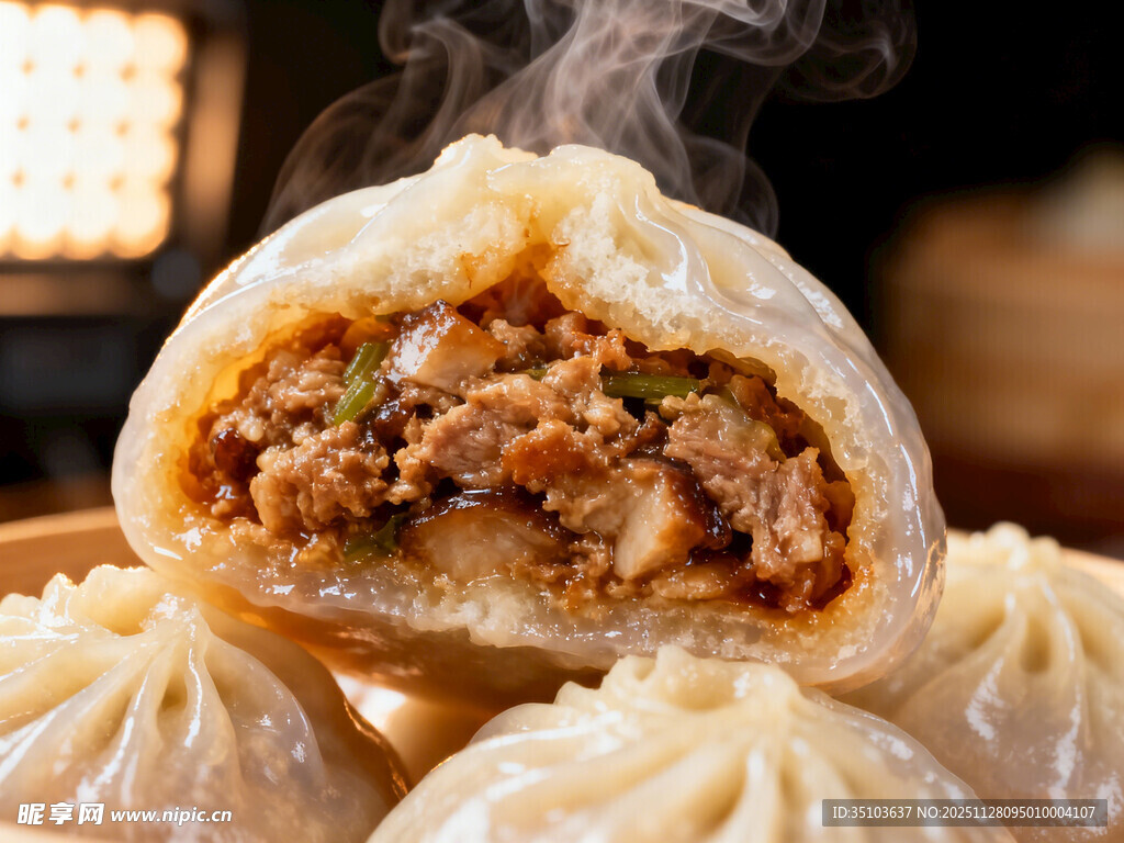 多汁肉馅包子热气腾腾