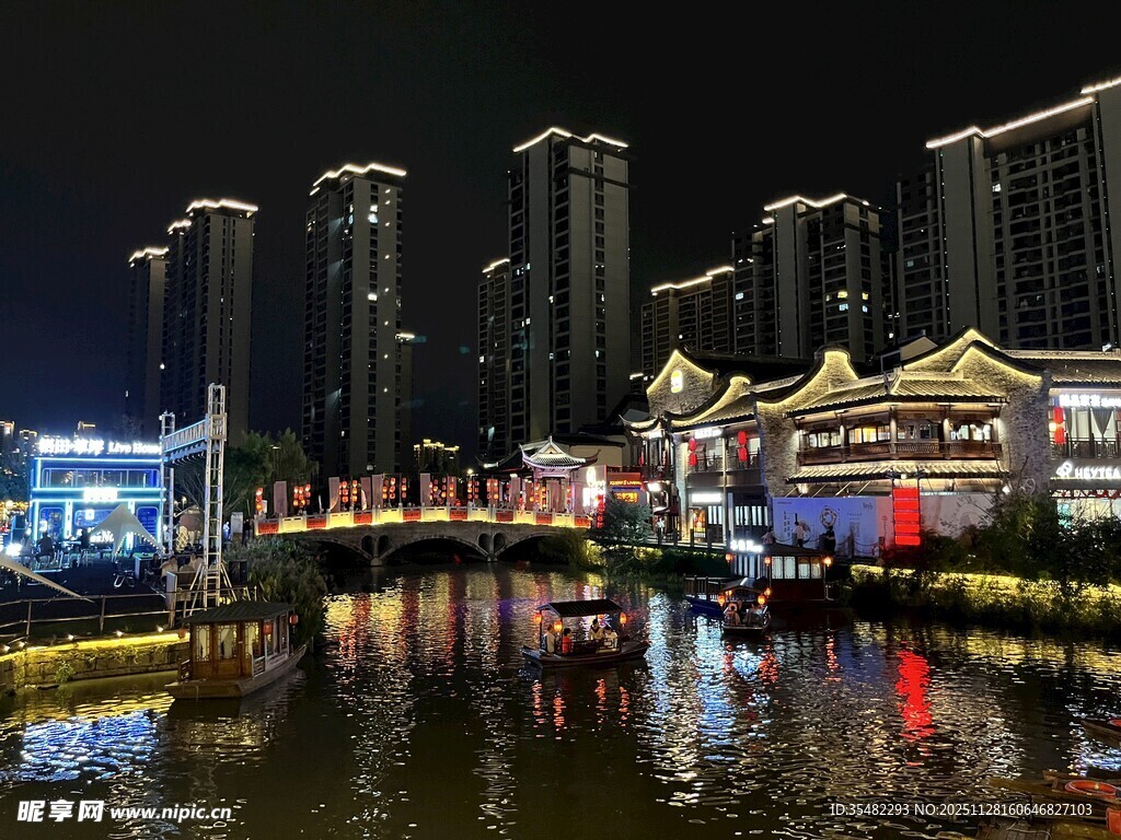 城市河畔夜景 古今建筑相映