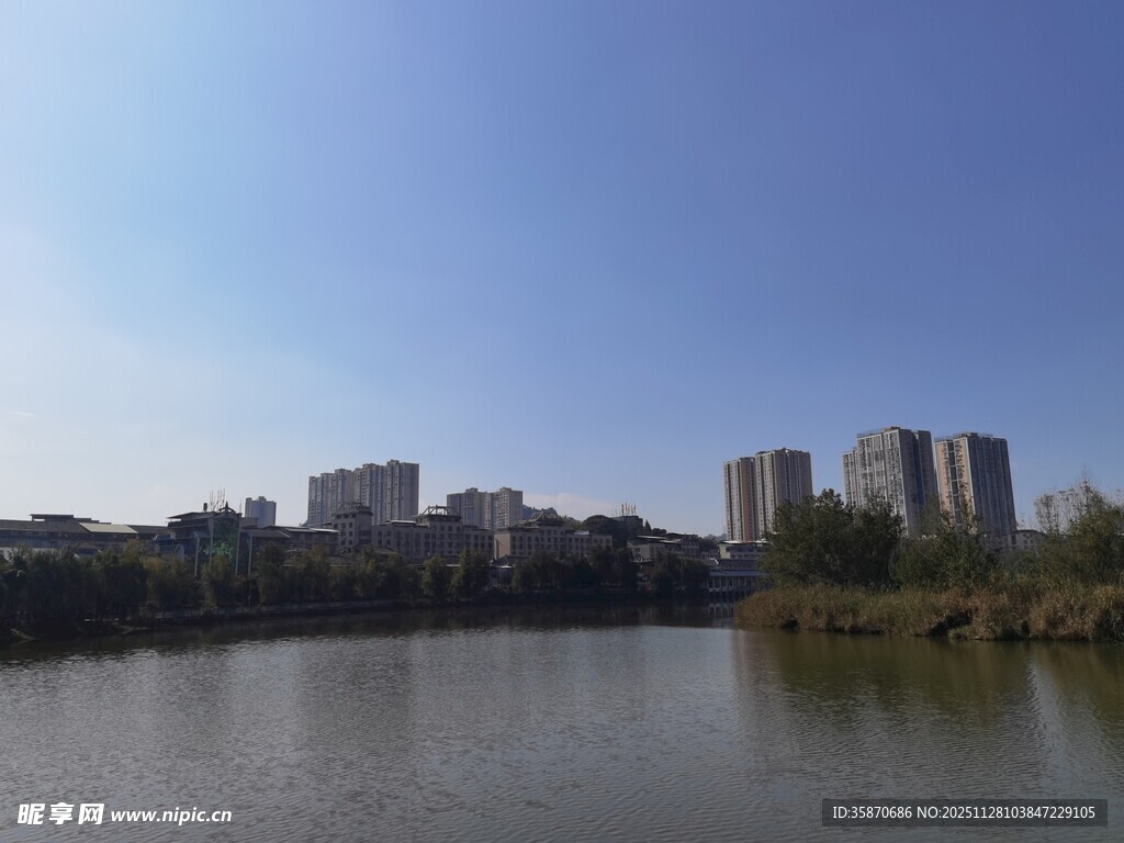 湖畔城市风光