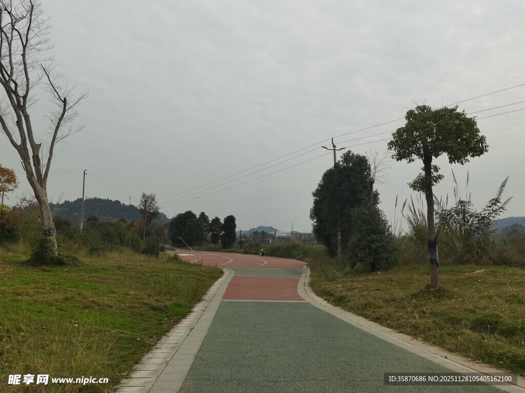 郊外空旷的彩色骑行小路