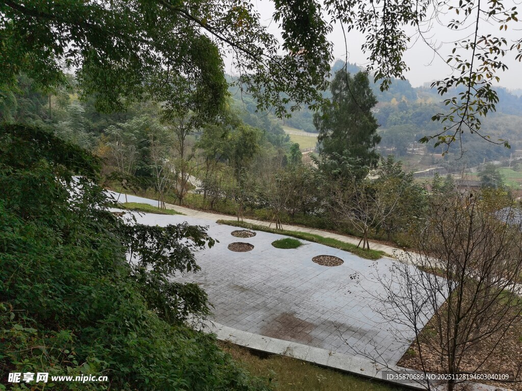 山间静谧池塘景色