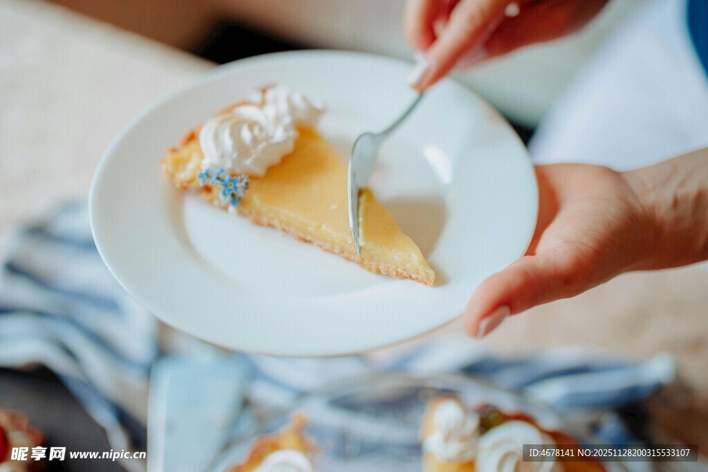 手持品尝美味奶油派