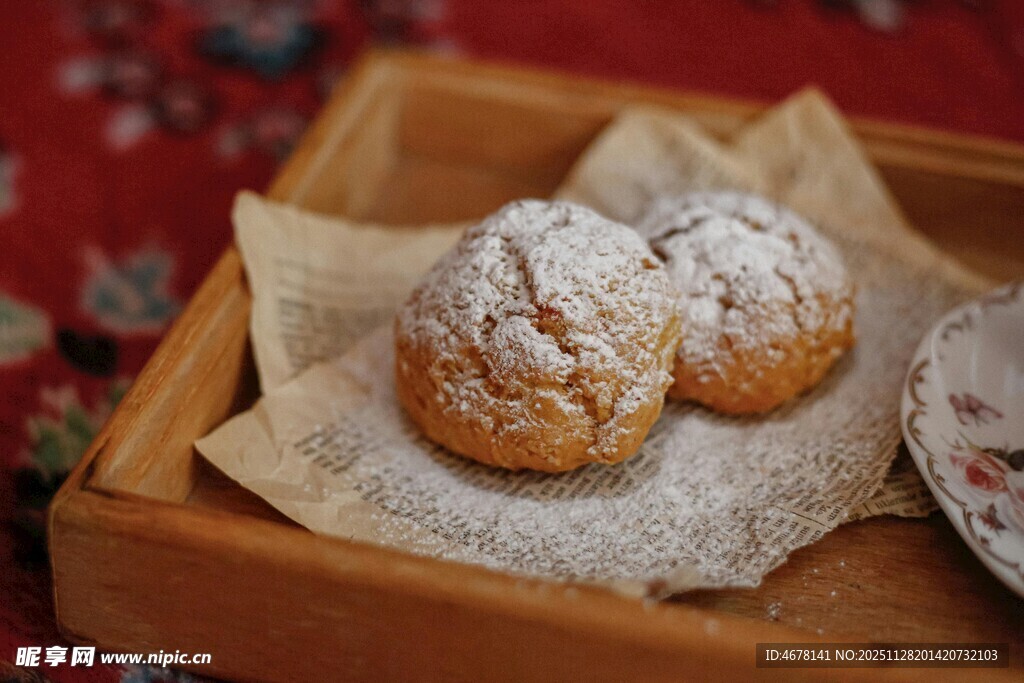 木制托盘上的美味糖粉糕点