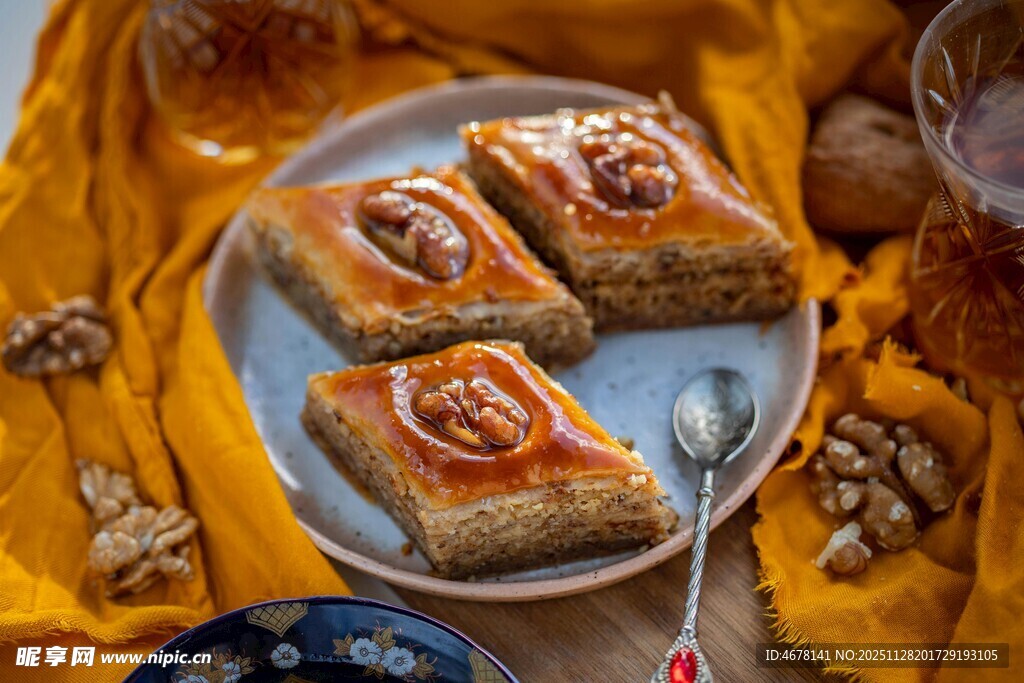 美味果仁蜜饼置于精美盘中