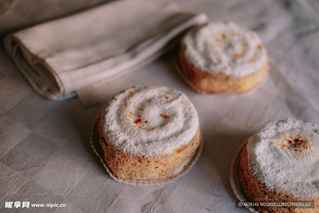 美味肉桂卷置于质朴桌面