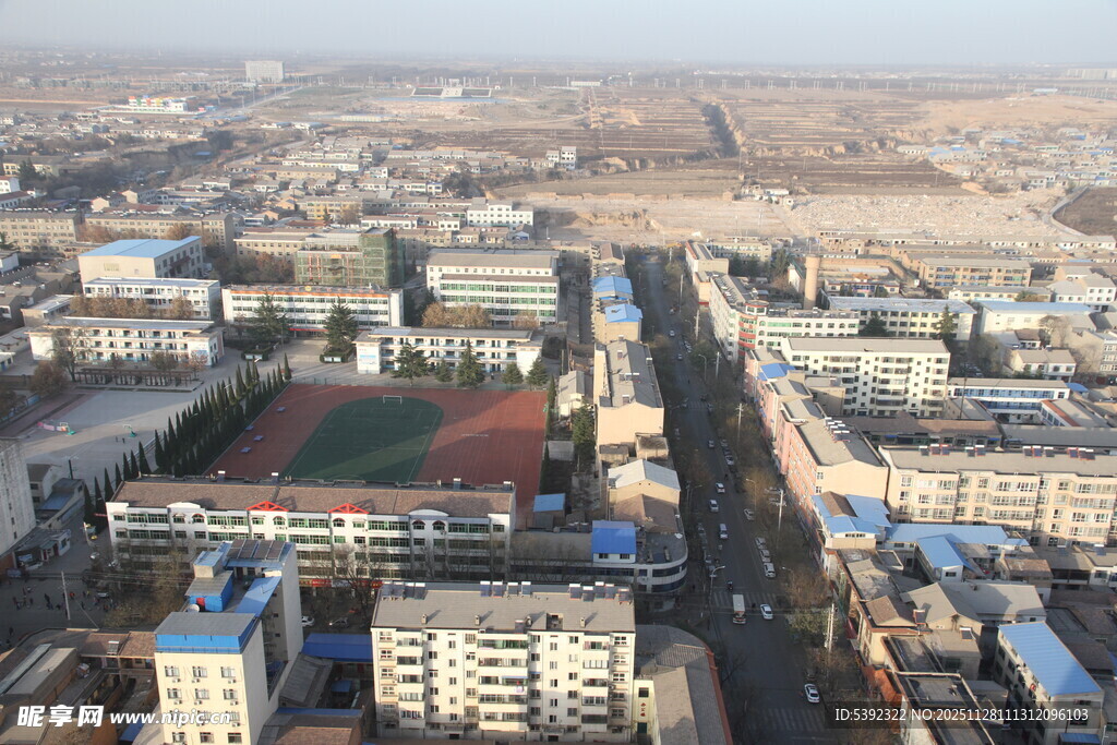 城市建筑与操场俯瞰图景