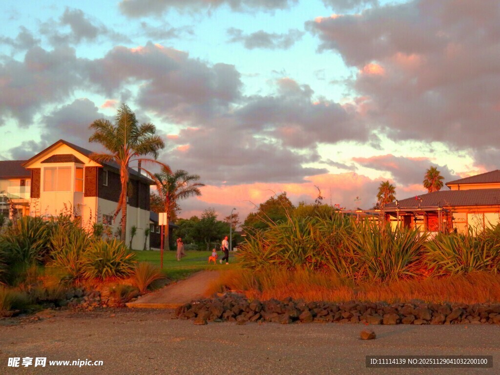 黄昏下的海滨住宅景观