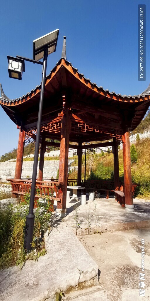 中式凉亭与太阳能路灯