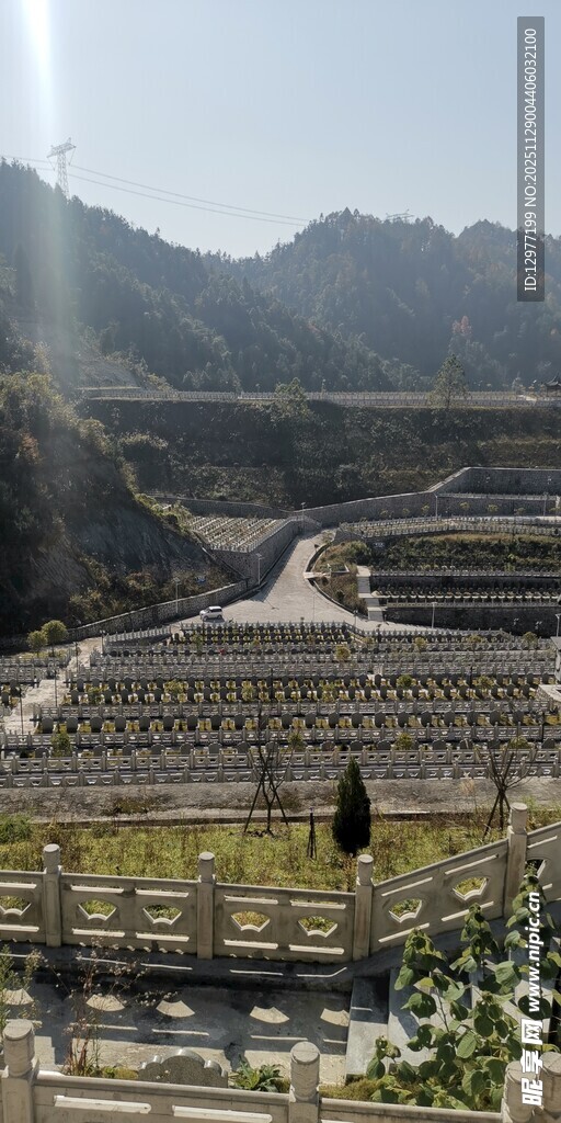 山间梯田公墓景观