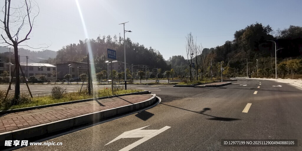 宽阔公路停车场