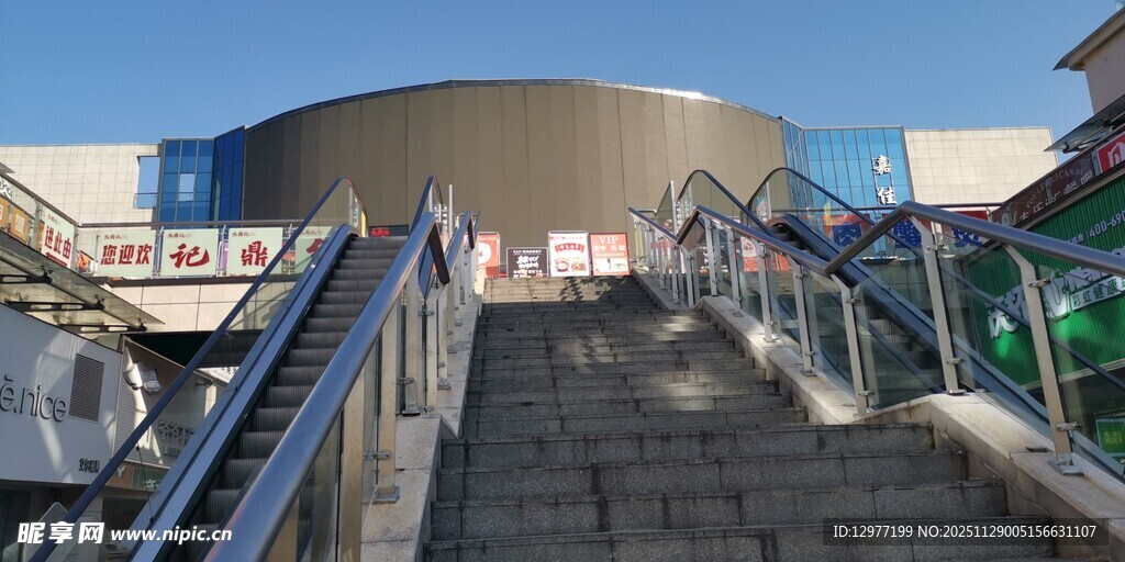 户外自动扶梯与步行阶梯