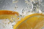 橙子入水溅起晶莹水花