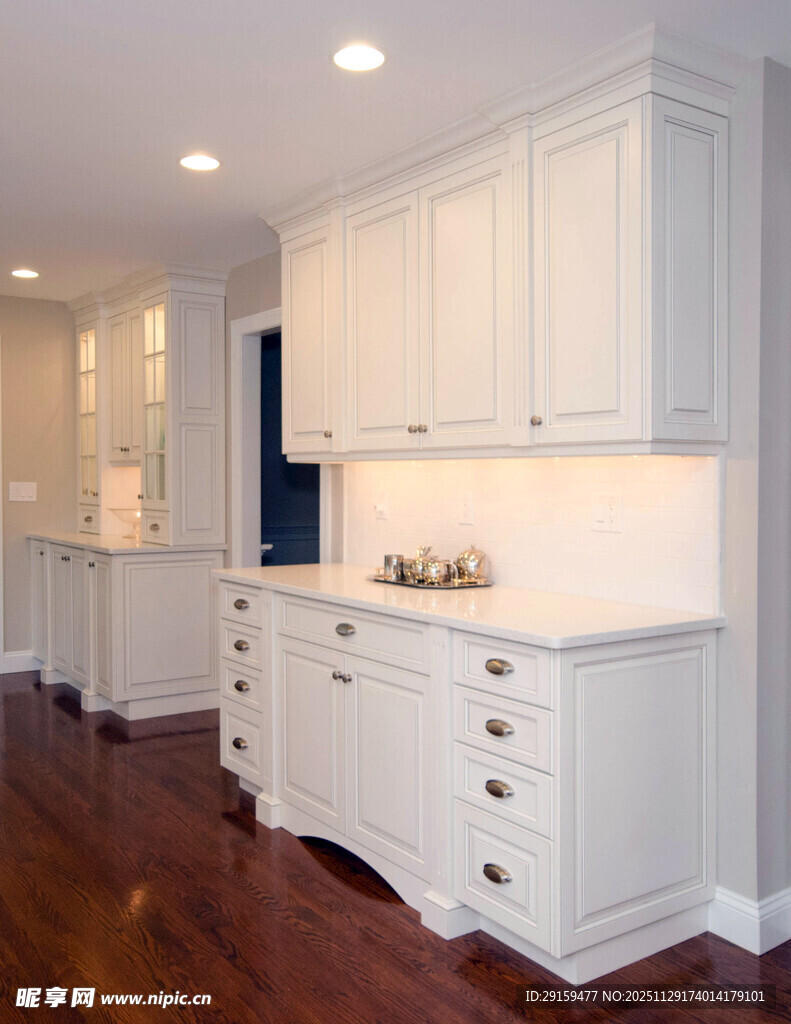 现代简约白色厨房橱柜