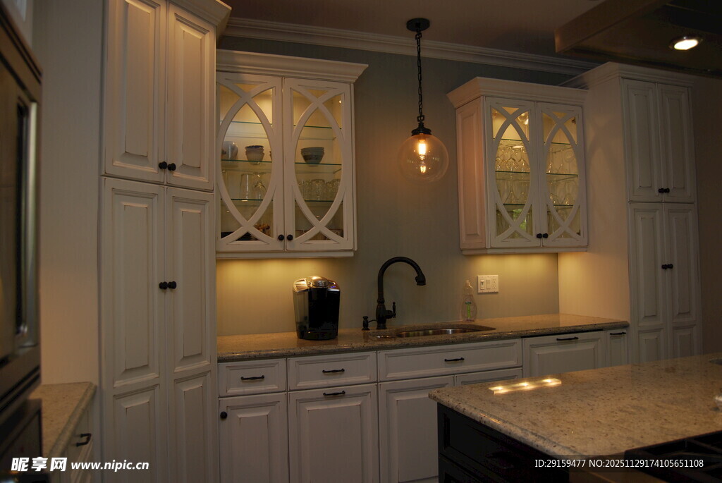 现代简约风格的温馨厨房