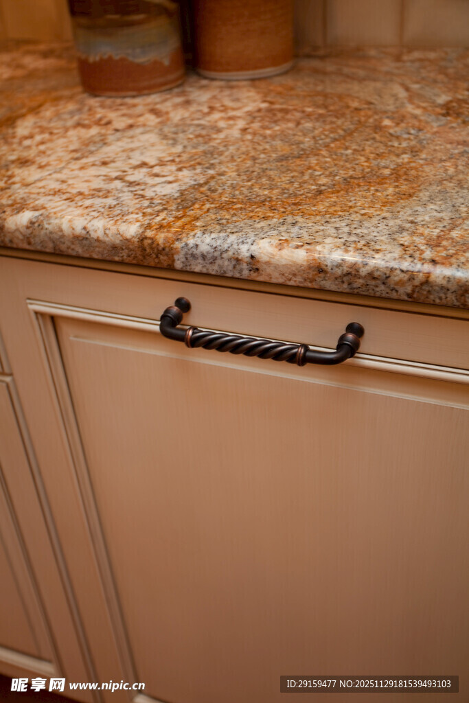 棕色橱柜搭配精美拉手