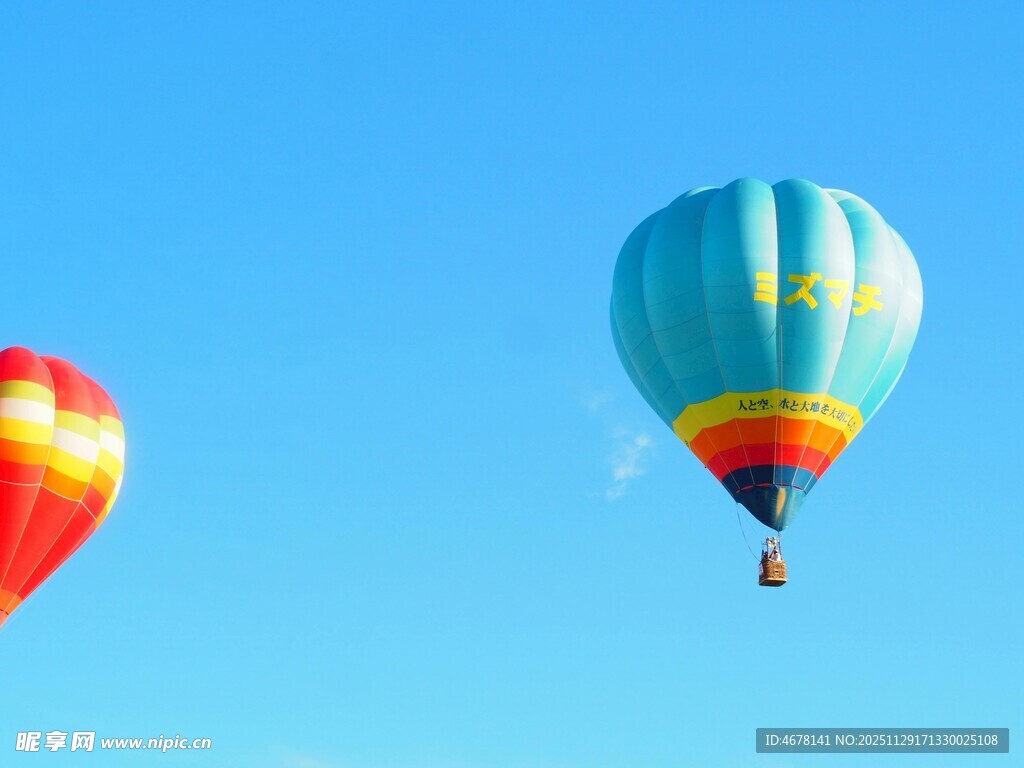 蓝天下的多彩热气球