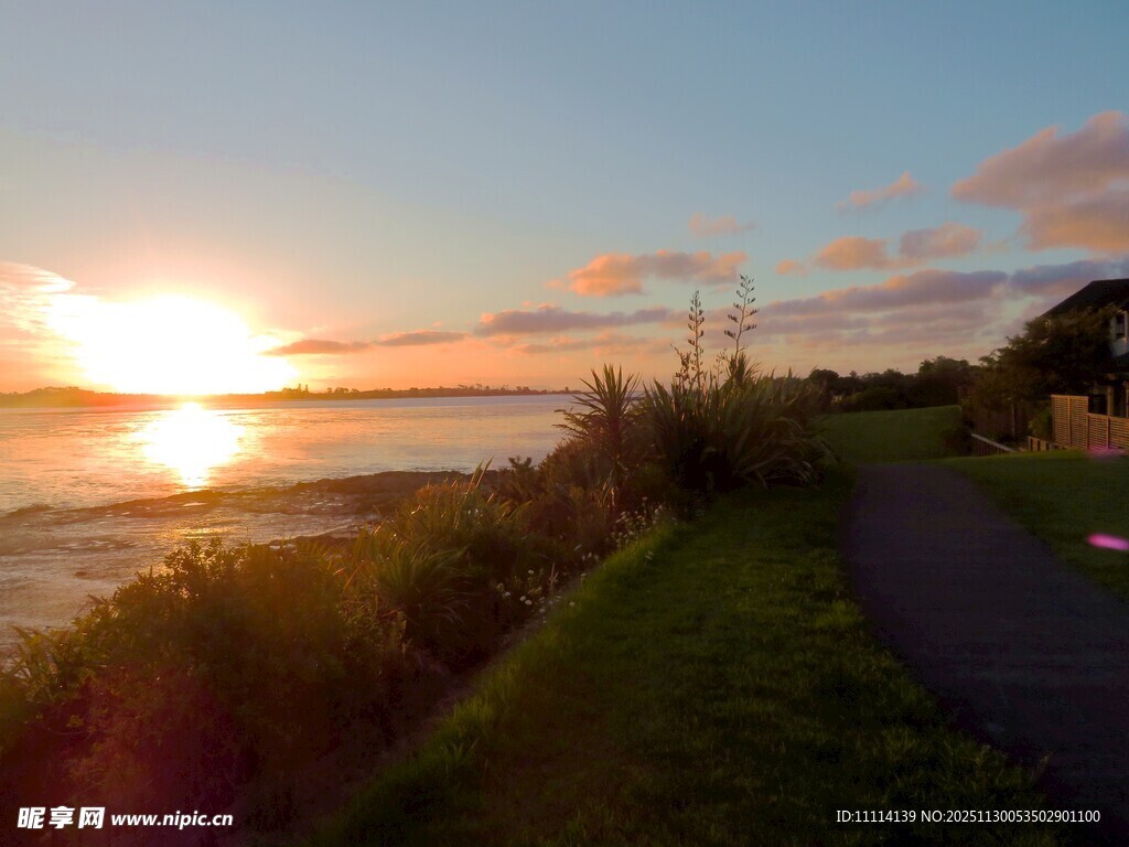 海边日落时分的静谧小路