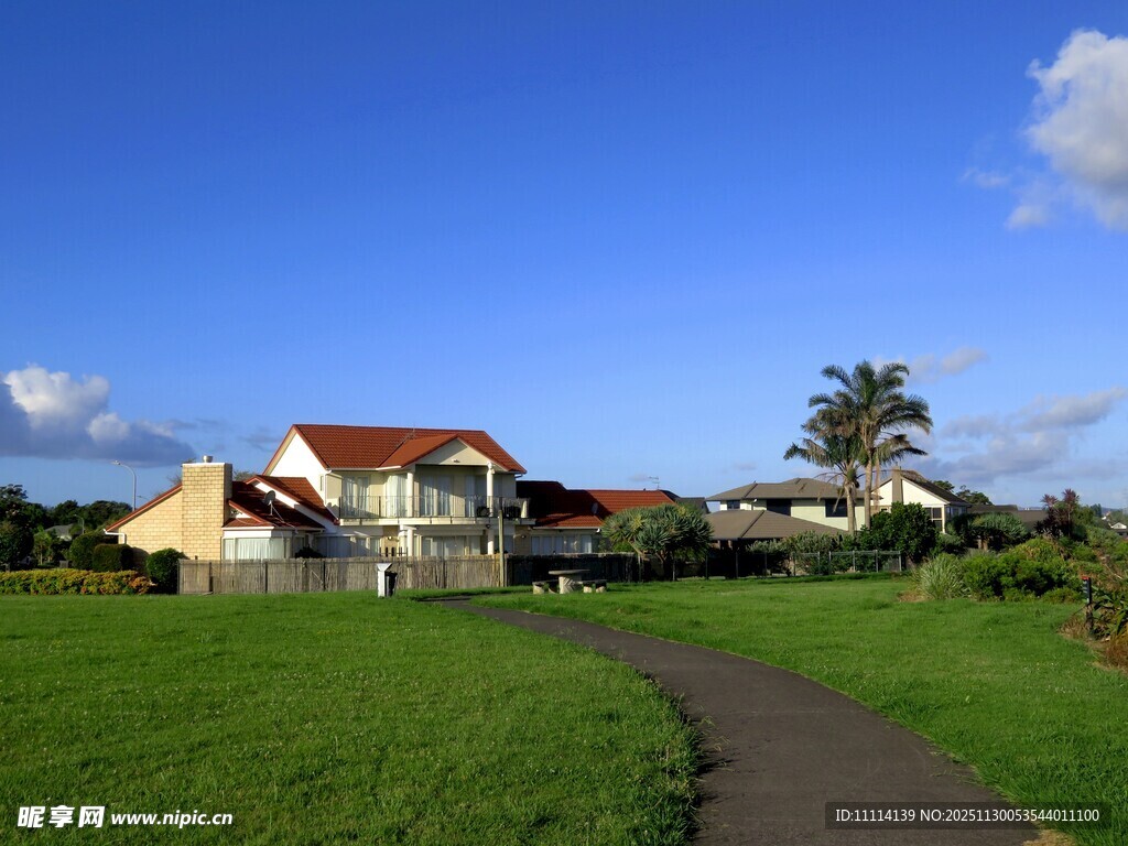 海滨步道旁的温馨住宅