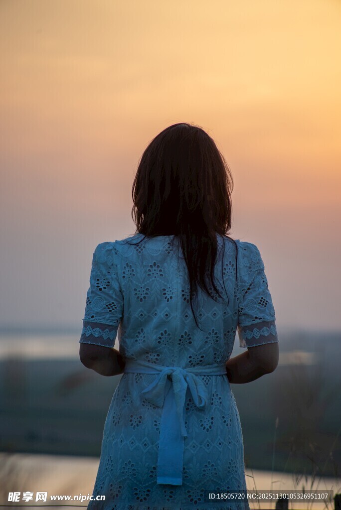 女子赏黄昏美景