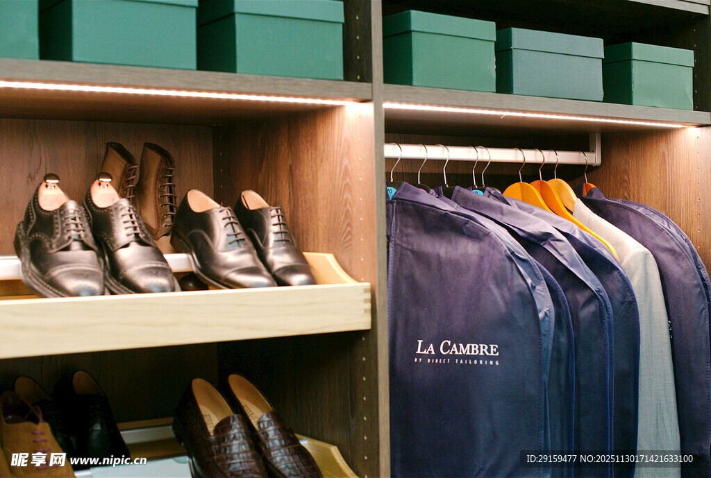 精致衣橱内的鞋服陈列