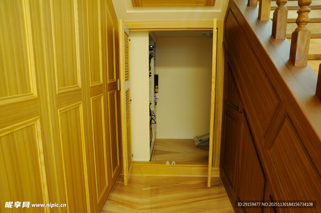 木质楼梯间的温馨角落