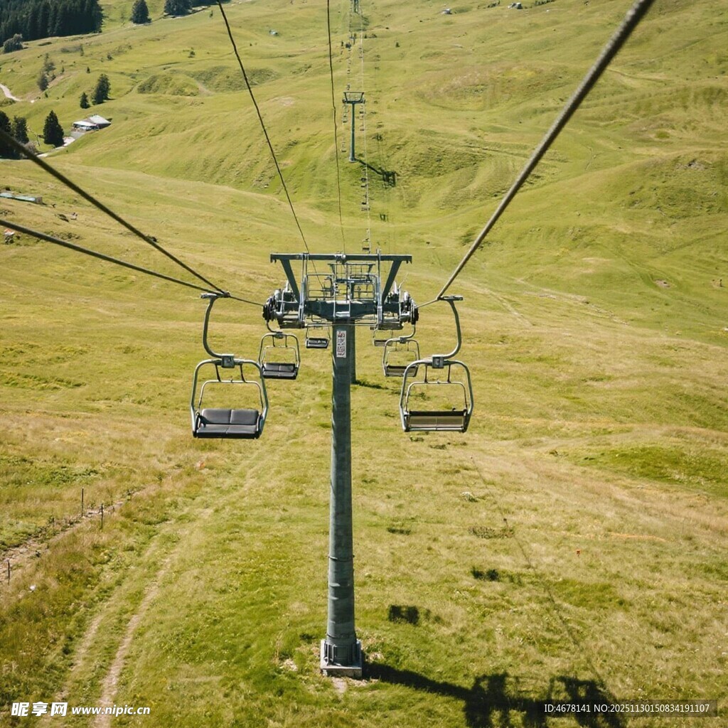 山间缆车穿梭于绿野之上