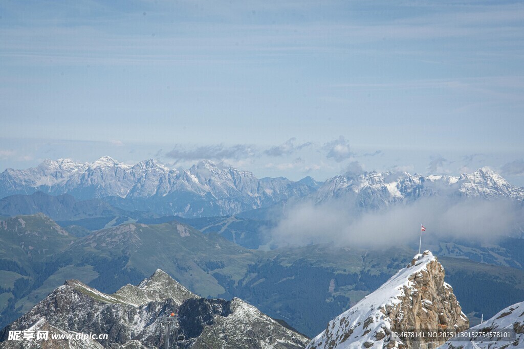 壮丽雪山云海景观