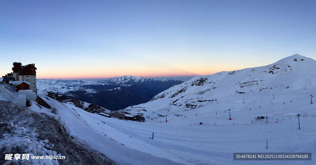 雪山黄昏美景
