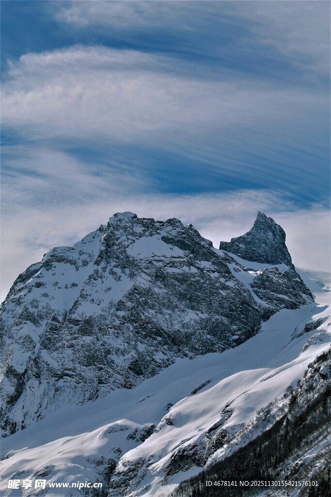 巍峨雪山壮丽景致