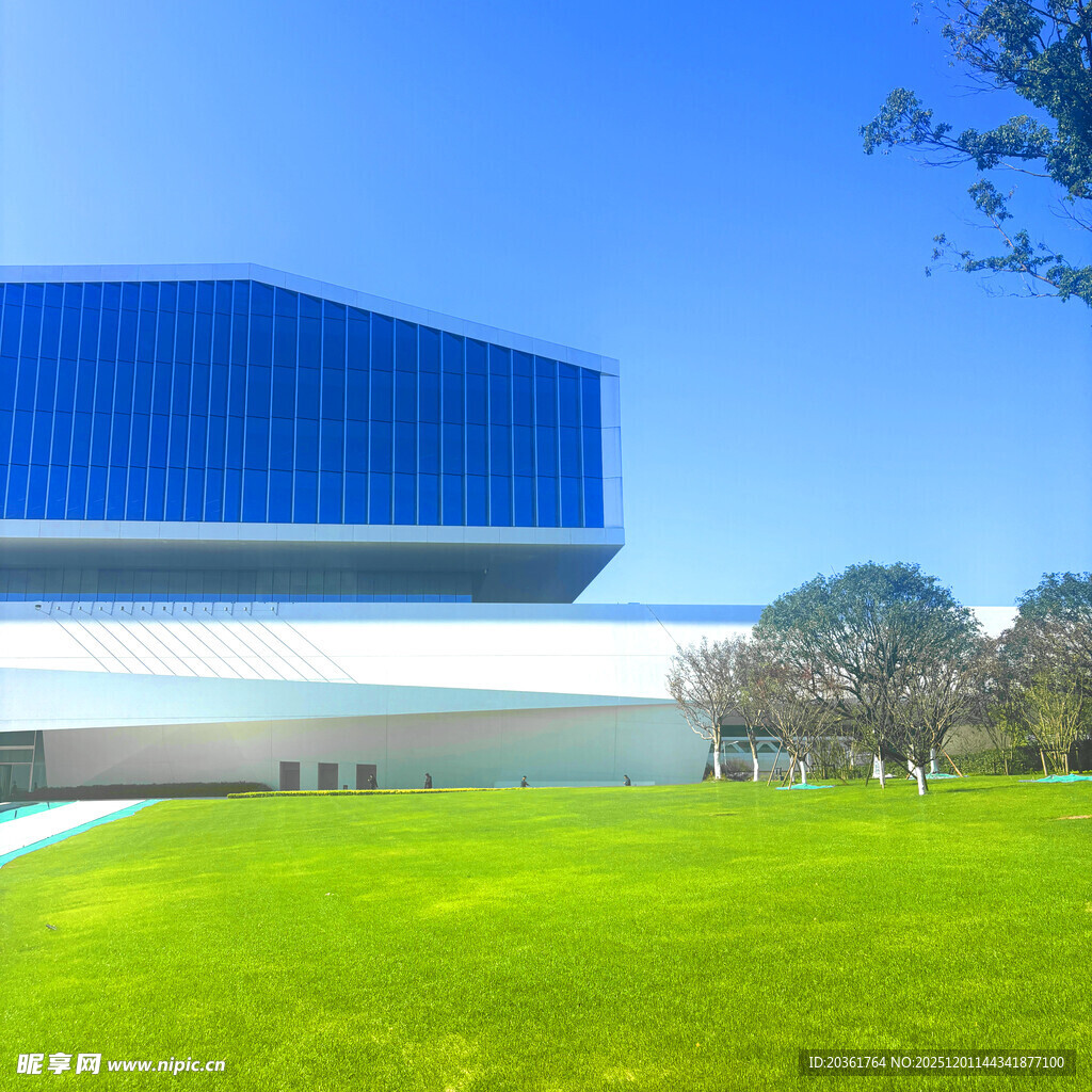 现代建筑旁的翠绿草坪
