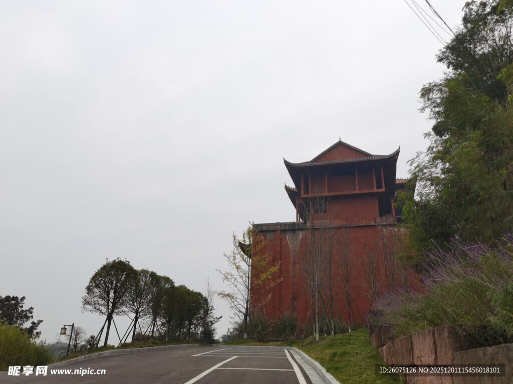 公路旁的中式古建筑