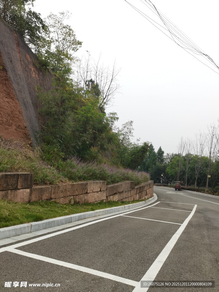 蜿蜒山间公路场景