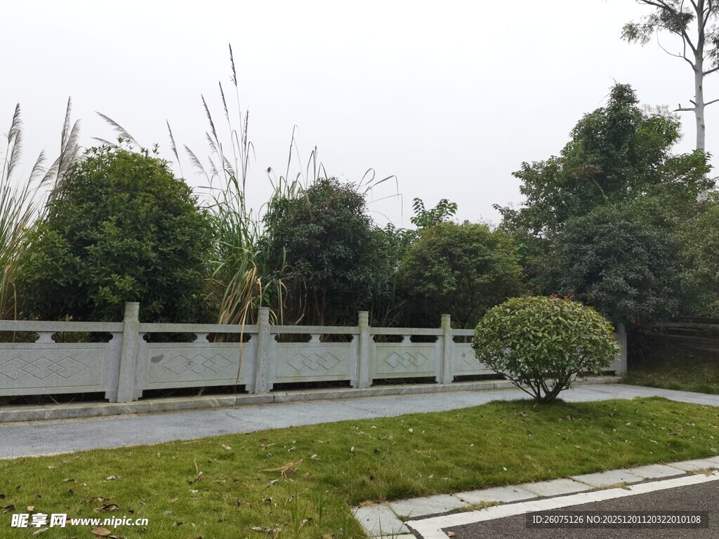 户外白色围栏与绿植景观