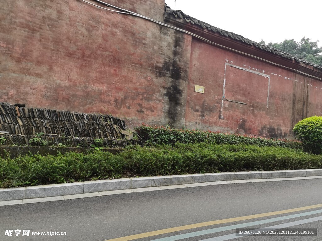 古老红墙旁的道路景观