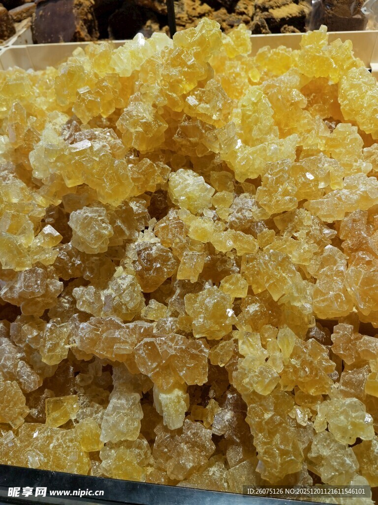 金黄琥珀糖块特写