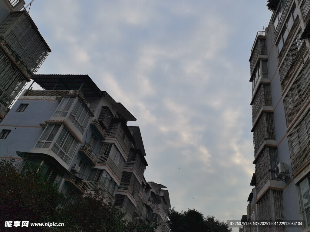 城市楼宇间的天空景象