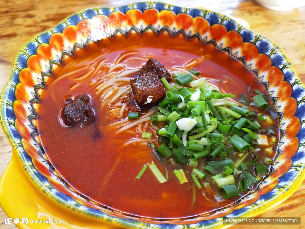 多彩碗中美味牛肉面