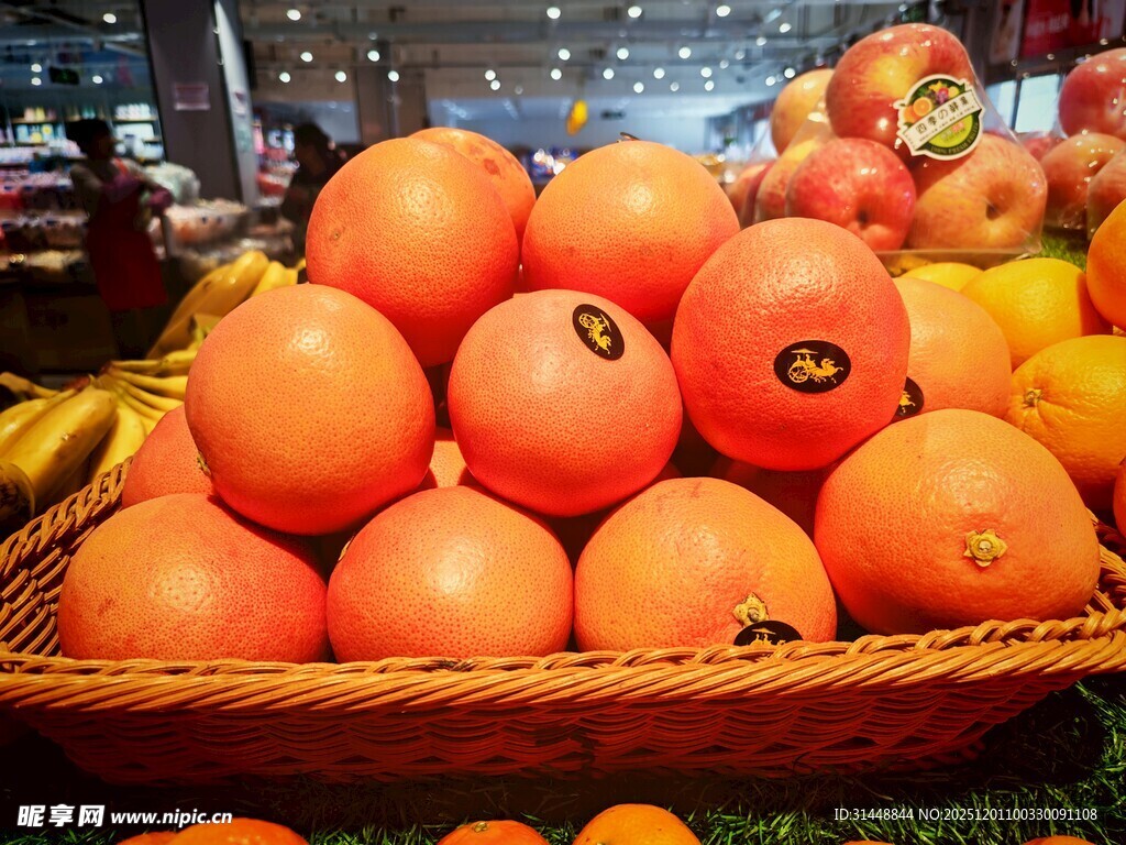 新鲜饱满的水果陈列