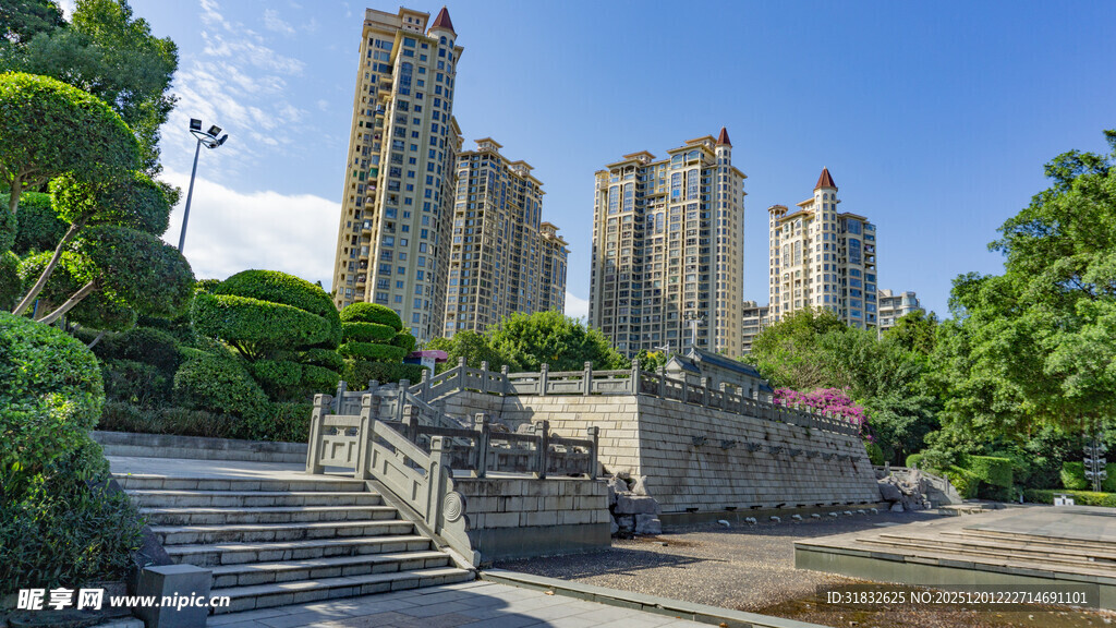 城市景观中的高楼与绿植