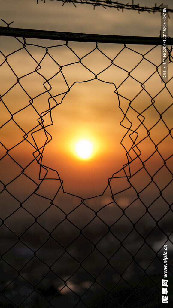 夕阳透过铁丝网的美景