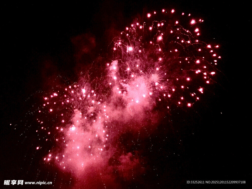 绚丽粉色烟花绽放夜空