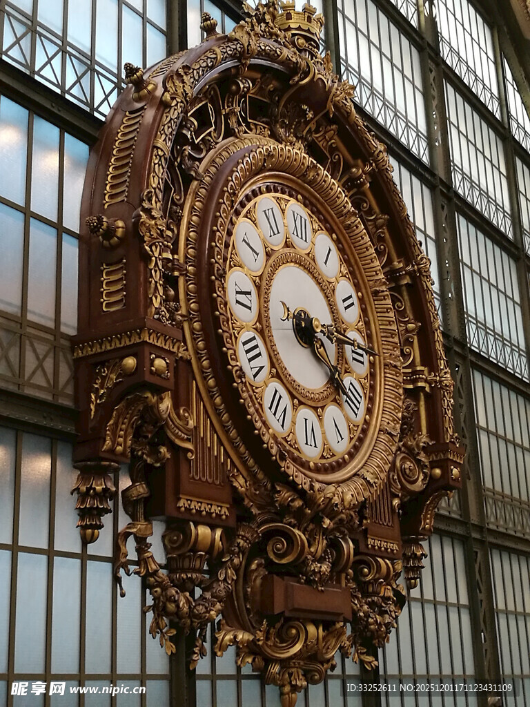 复古华丽的大型挂钟