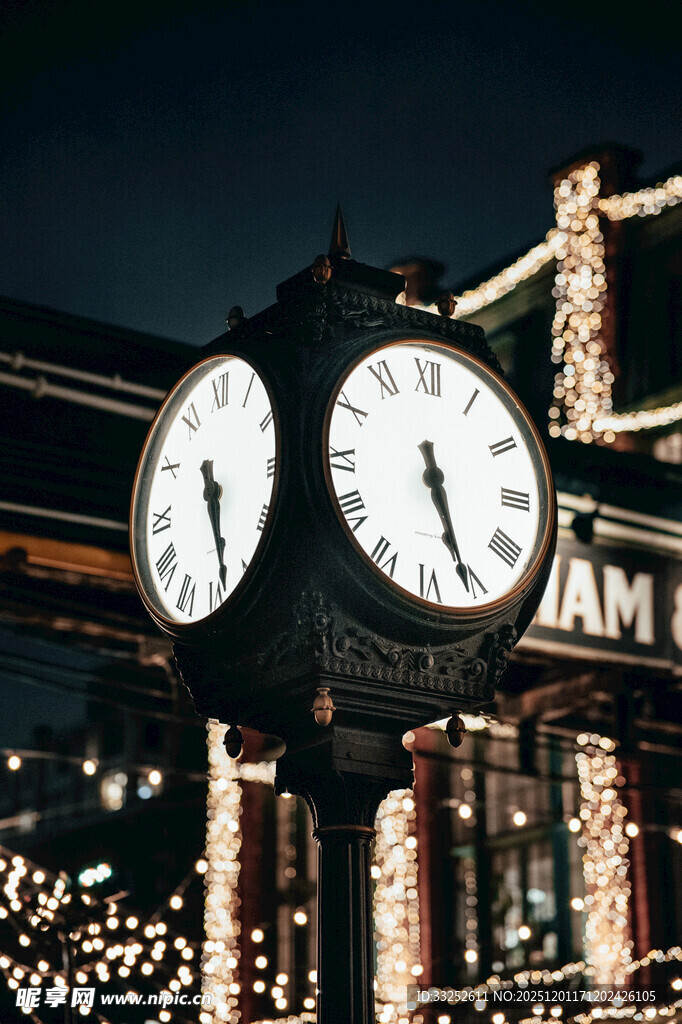 复古车站双时钟夜景