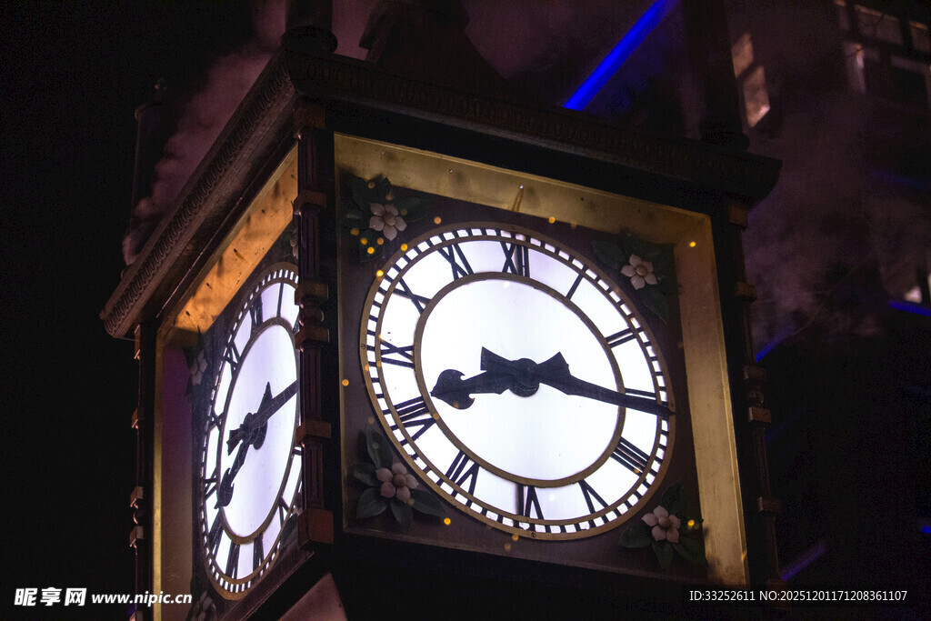 夜晚发光的复古四面钟