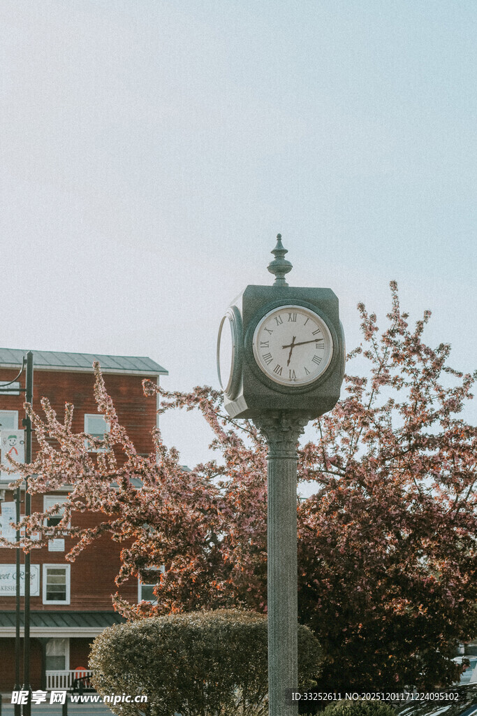 街边复古时钟 春意相伴
