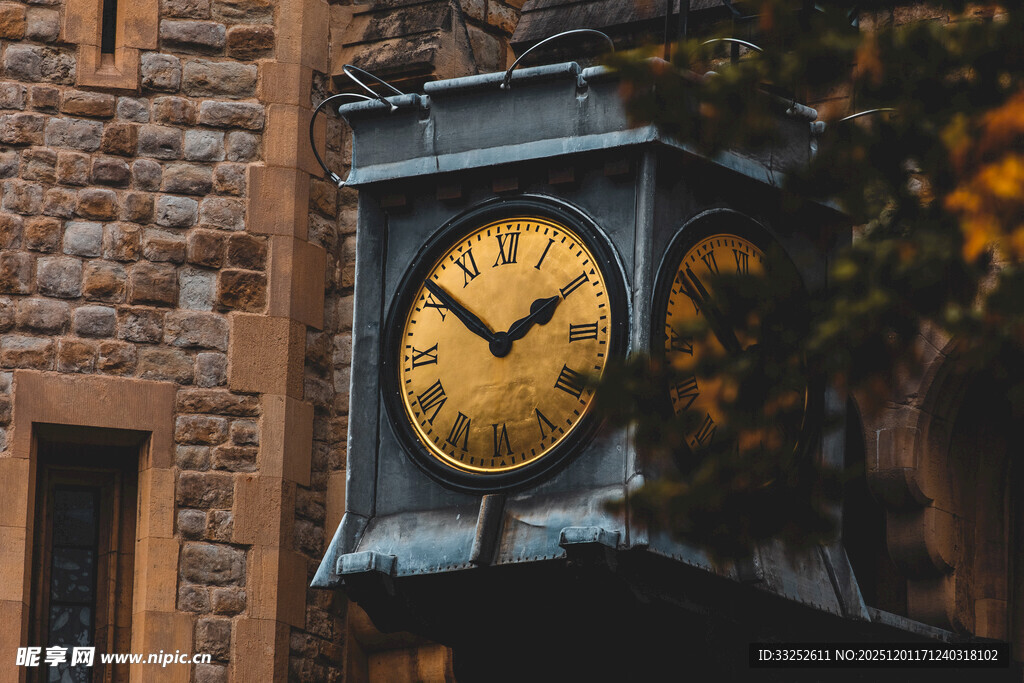 古老建筑上的复古时钟