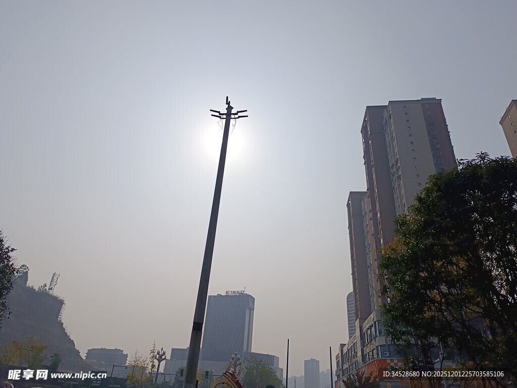 城市中逆光的路灯与高楼